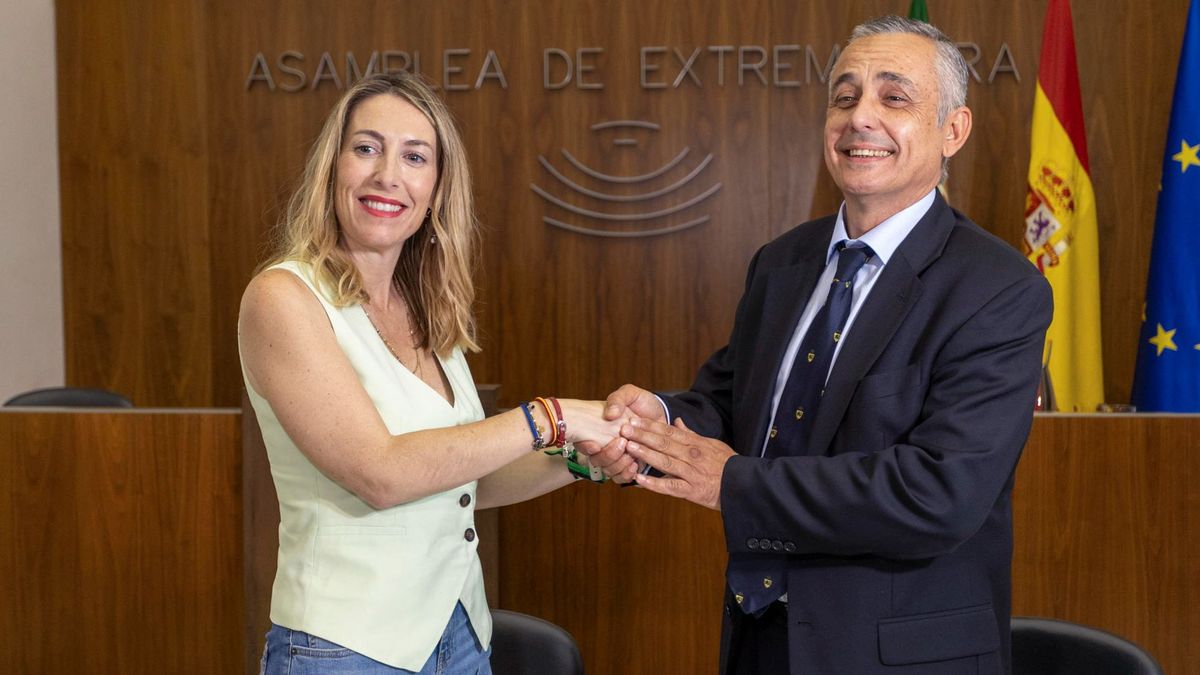 La candidata del PP en Extremadura, María Guardiola, y el líder de Vox Ángel Pelayo, se dan la mano tras el acuerdo