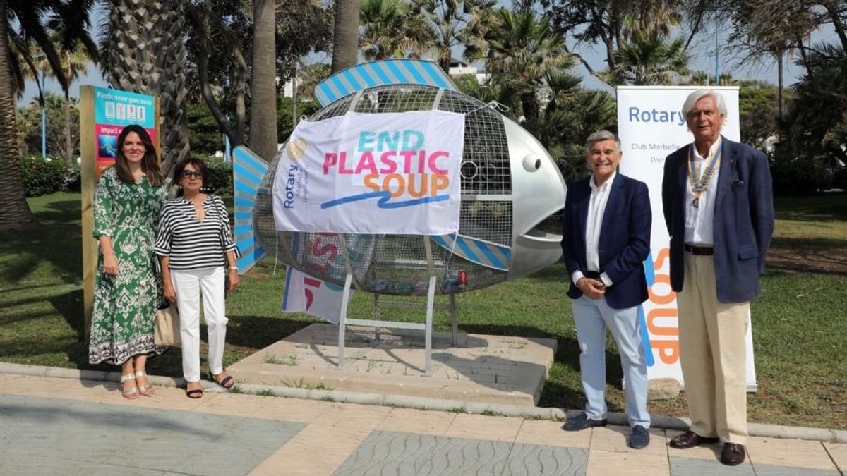 Papelera de un pez gigante para reciclar plásticos