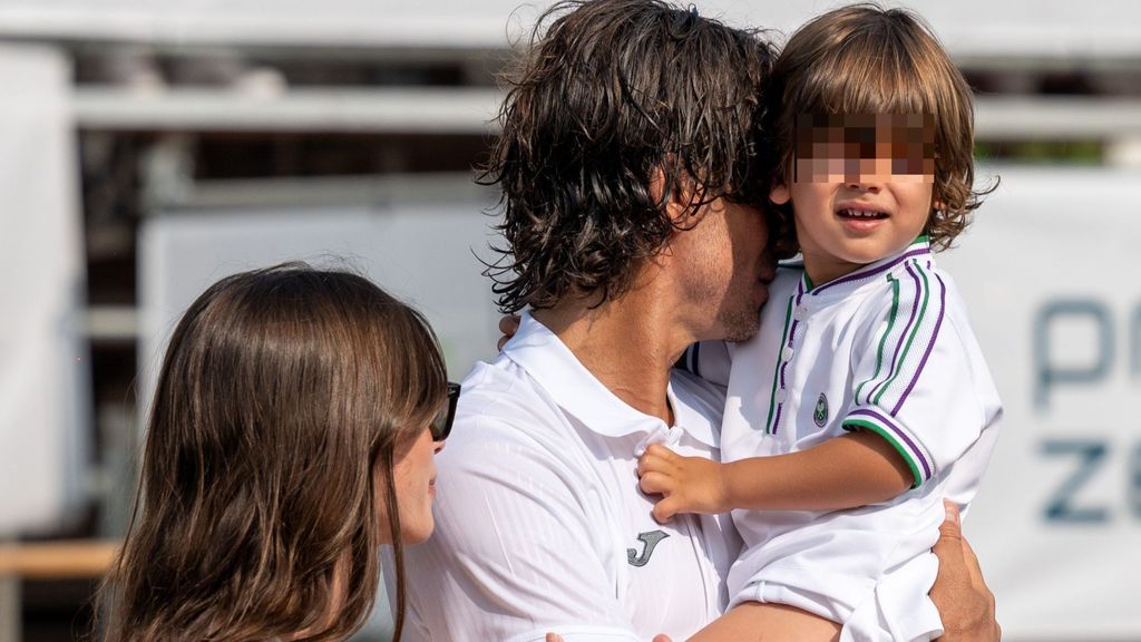 Todas las imágenes de la emotiva despedida de Feliciano junto a su mujer e hijo, en vídeo