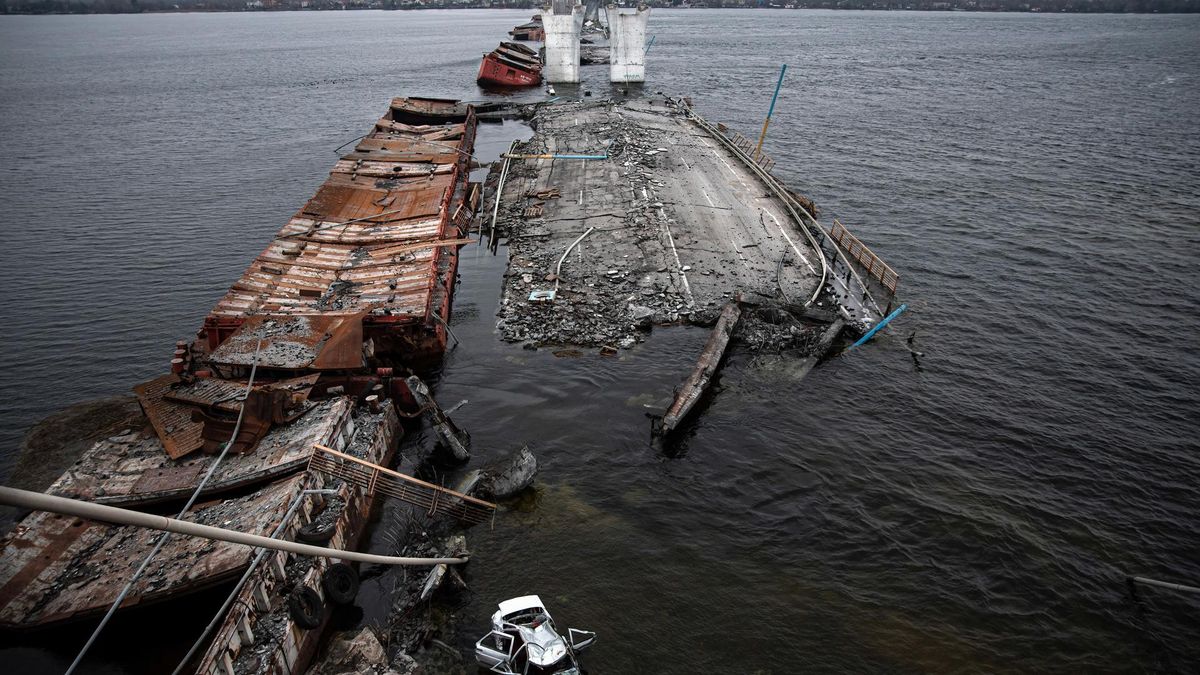 archivo-imagen-de-archivo-de-un-puente-destruido-en-el-rio-dnieper-15efdbf.jpg