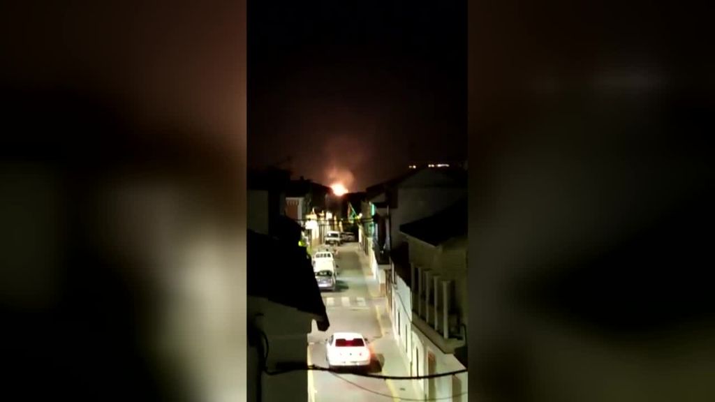 Fuente Carreteros, Córdoba, por una columna de fuego que lleva días ardiendo: dos trabajadores heridos
