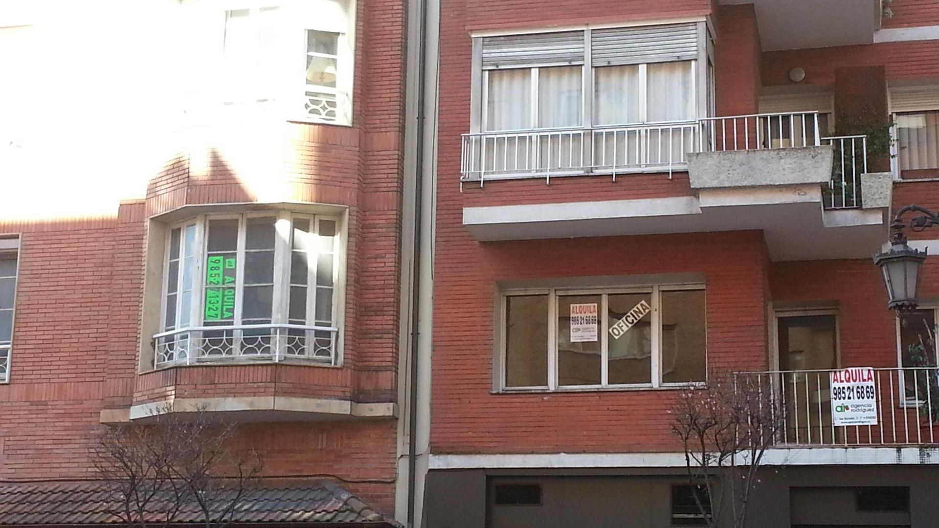 Archivo - Bloque de viviendas en alquiler.