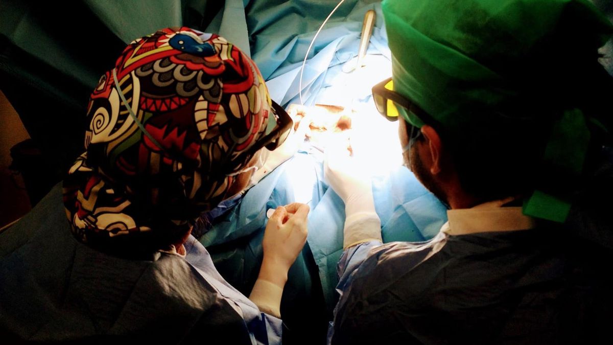 Cirujanos aplican técnica láser en el abordaje mínimamente invasivo de la fístula perianal.