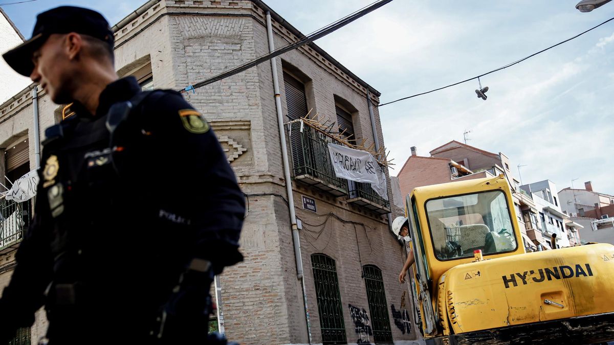 Archivo - Un agente de Policía Nacional en un dispositivo por la okupación de una vivienda en Madrid