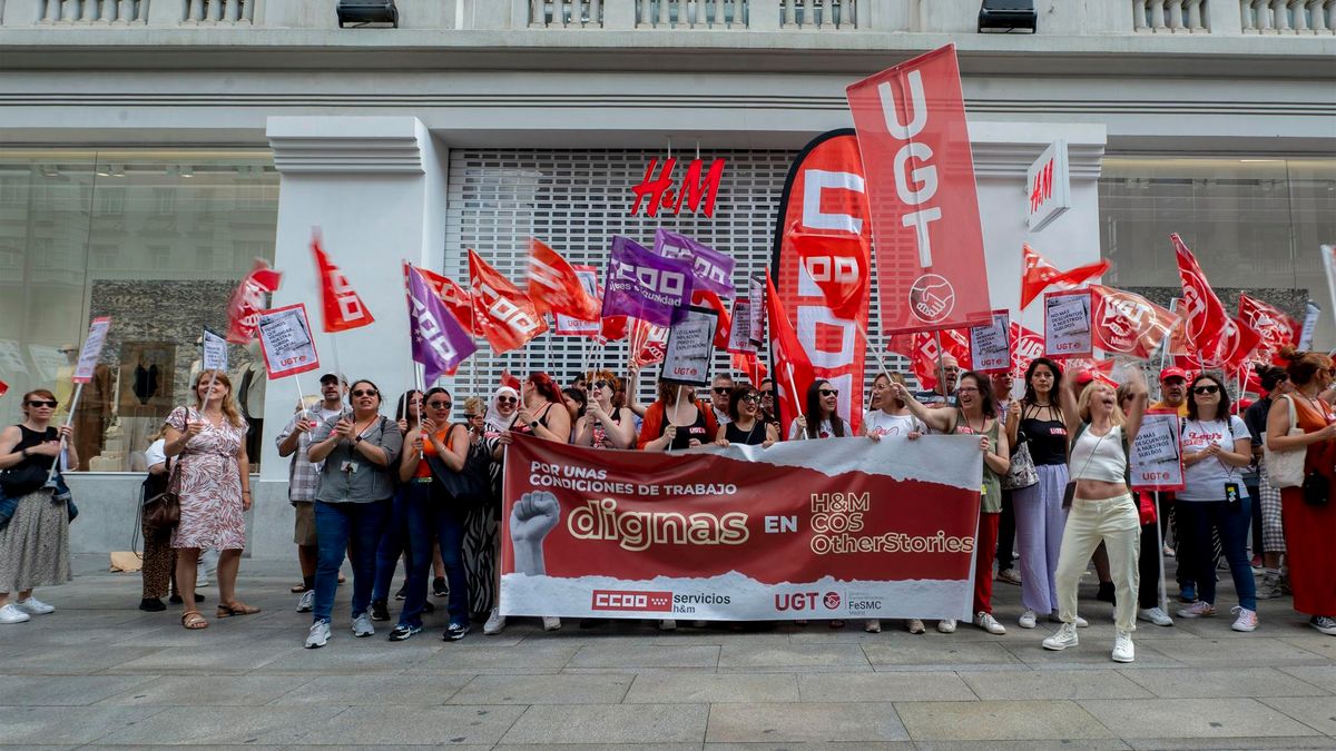 Trabajadores de la cadena sueca de moda H&M sujetan pancartas durante una protesta en Gran Vía