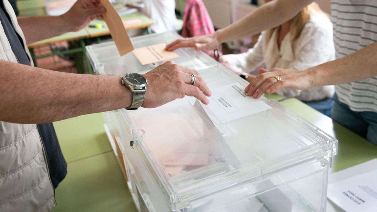 Un ciudadano deposita su voto en una urna electoral