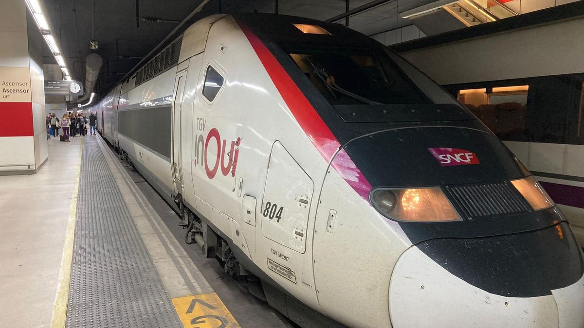 Archivo - Tren TGV Inoui que hace la ruta de alta velocidad Barcelona-París, parado en la estación de Sants de Barcelona