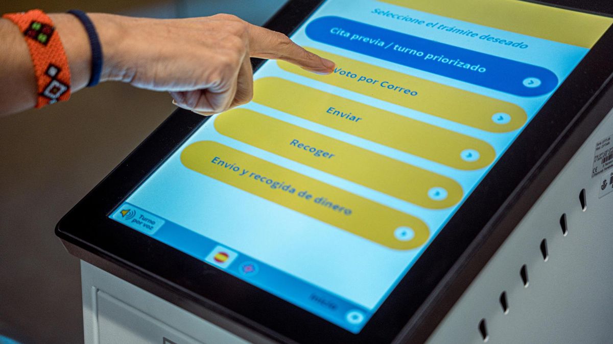 Una persona solicita el voto por correo en el Edificio de correos, a 14 de junio de 2023, en Madrid (España). CC.OO. y UGT consideran que las 12.000 contrataciones propuestas por Correos para atender el voto por correo en las próximas elecciones generales