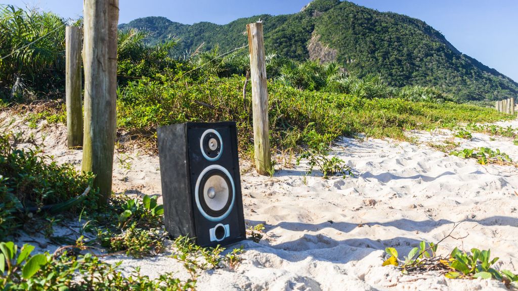 Badalona sancionará con 600 euros la música alta y las acampadas en la playa desde este fin de semana