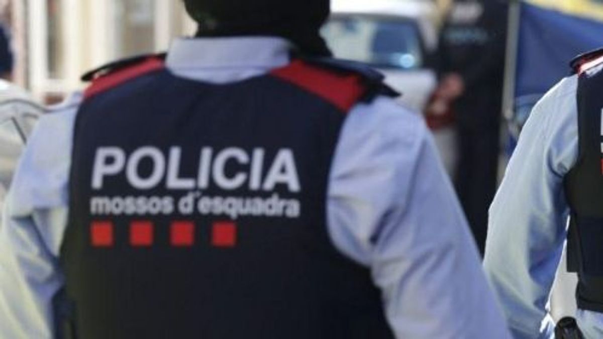 Una mossa d'esquadra, herida grave tras ser atropellada por un hombre que huyó de un control en Barcelona