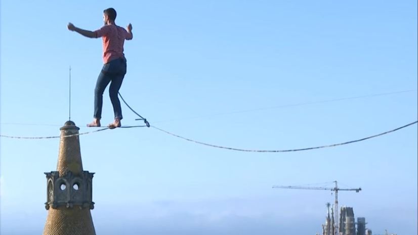 El funambulista Nathan Paulin cruza, a 70 metros del suelo, el centro de Barcelona