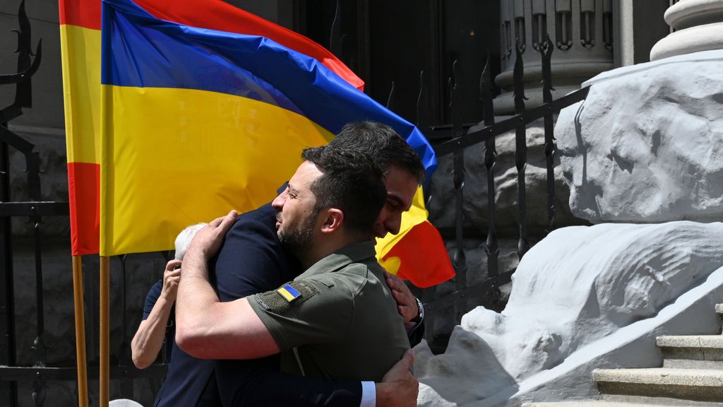 Volodímir Zelenski agradece a Pedro Sánchez su visita a Kiev: "Nos ayuda a defendernos"