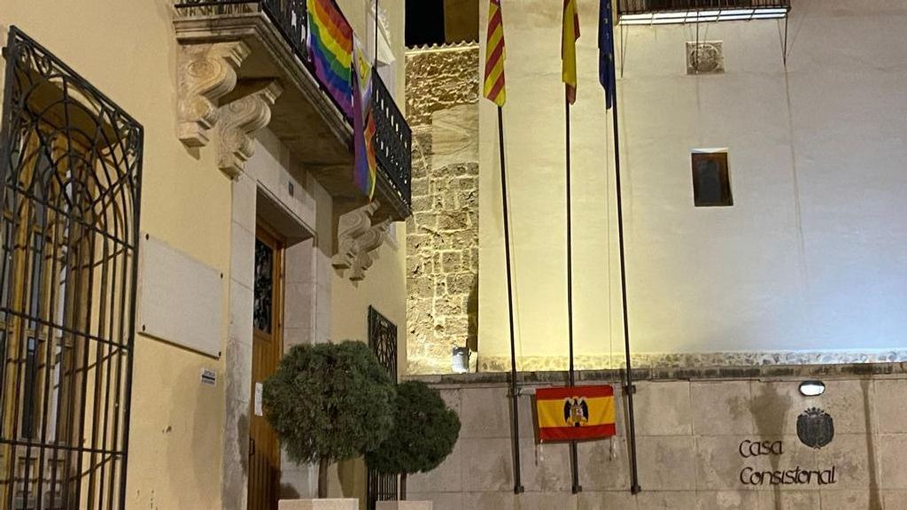 Bandera franquista colocada en la casa consistorial