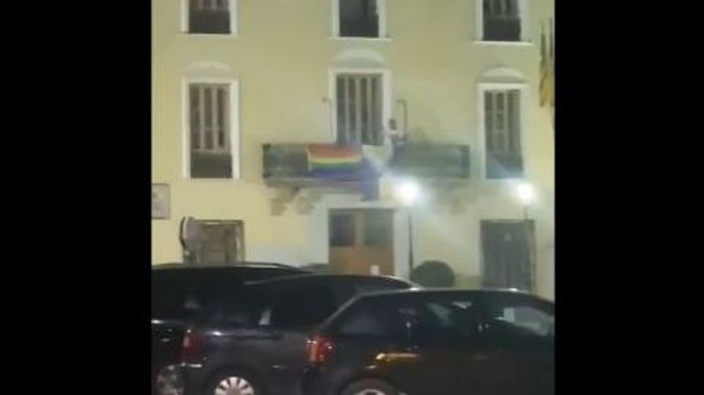 El hombre se subió al balcón del consistorio y arrancó las banderas del arcoiris