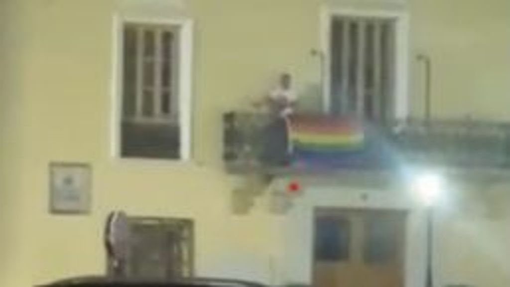 Un joven arranca las banderas LGTBI del Ayuntamiento de Albaida y coloca una franquista