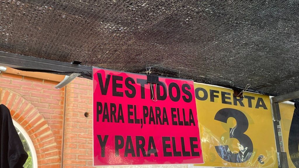 El original cartel de un mercadillo que arrasa en la Red: "Vestidos para él, para ella y para elle"