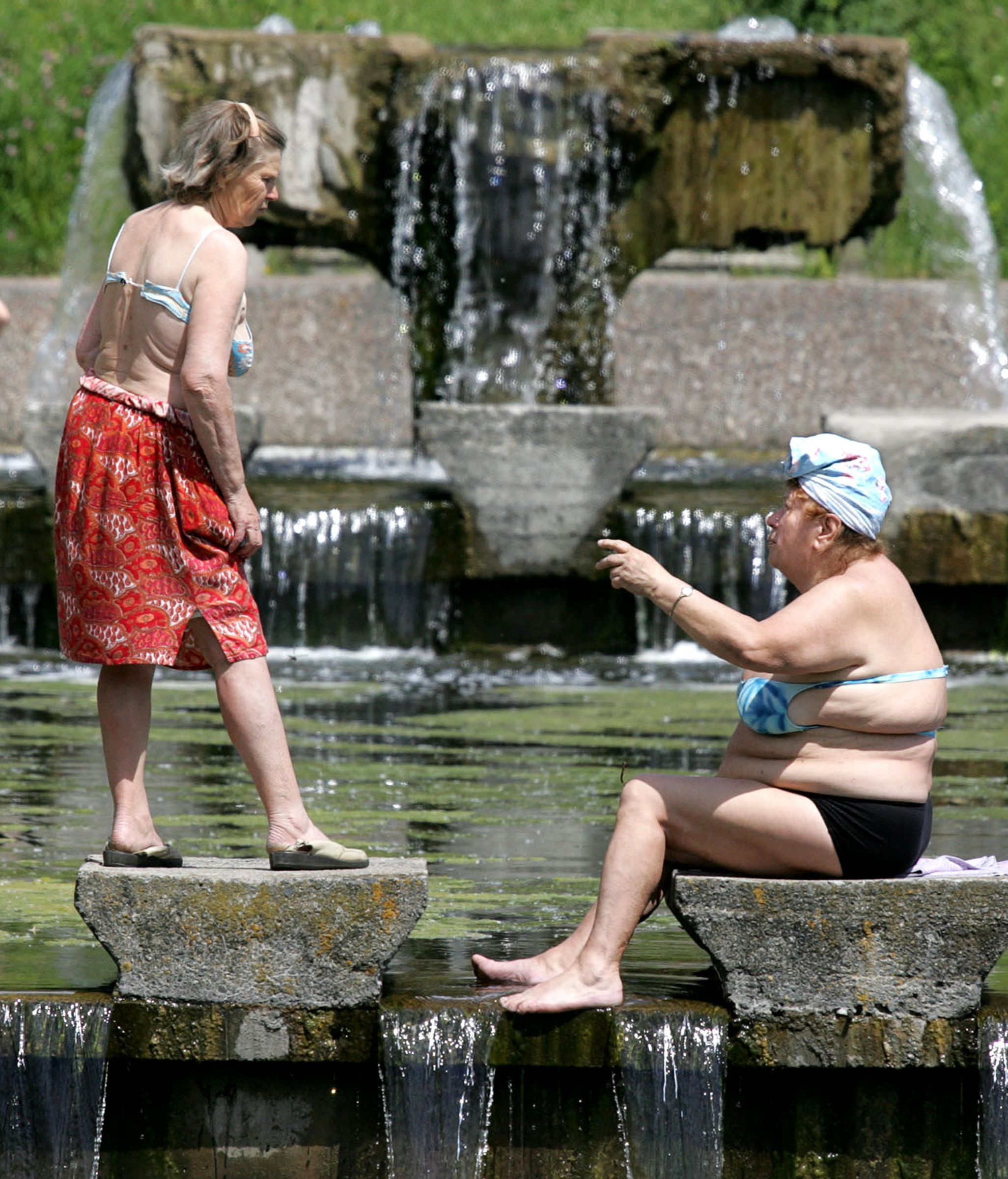 En la mayoría de ciudades de nuestro país está prohibido el uso de las fuentes como espacio de baño.