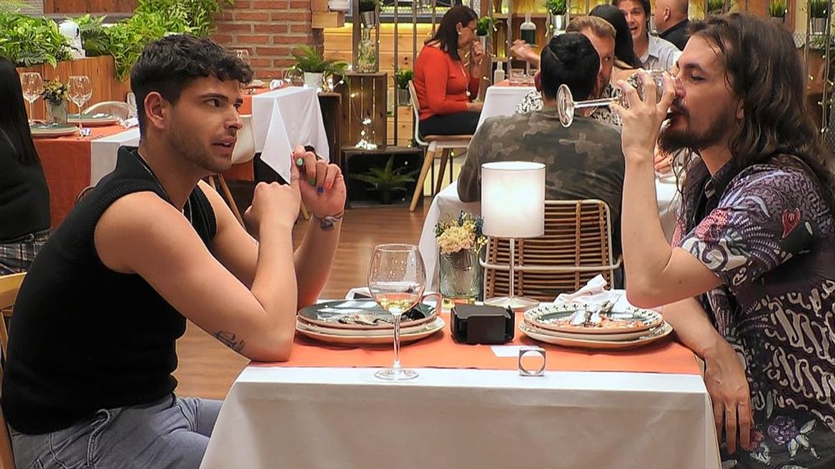 La duda trascendental de la madre de un soltero de ‘First Dates’ sobre las relaciones homosexuales: “¿Y si tienes almorranas?”