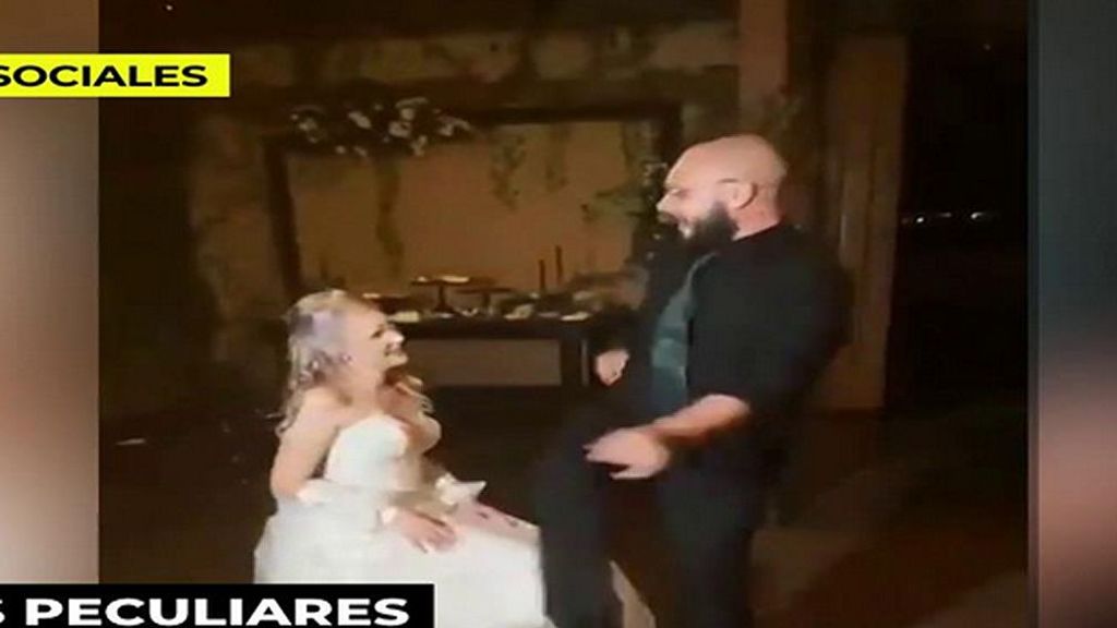 La patada voladora de un novio a su esposa durante el baile nupcial que se ha hecho viral