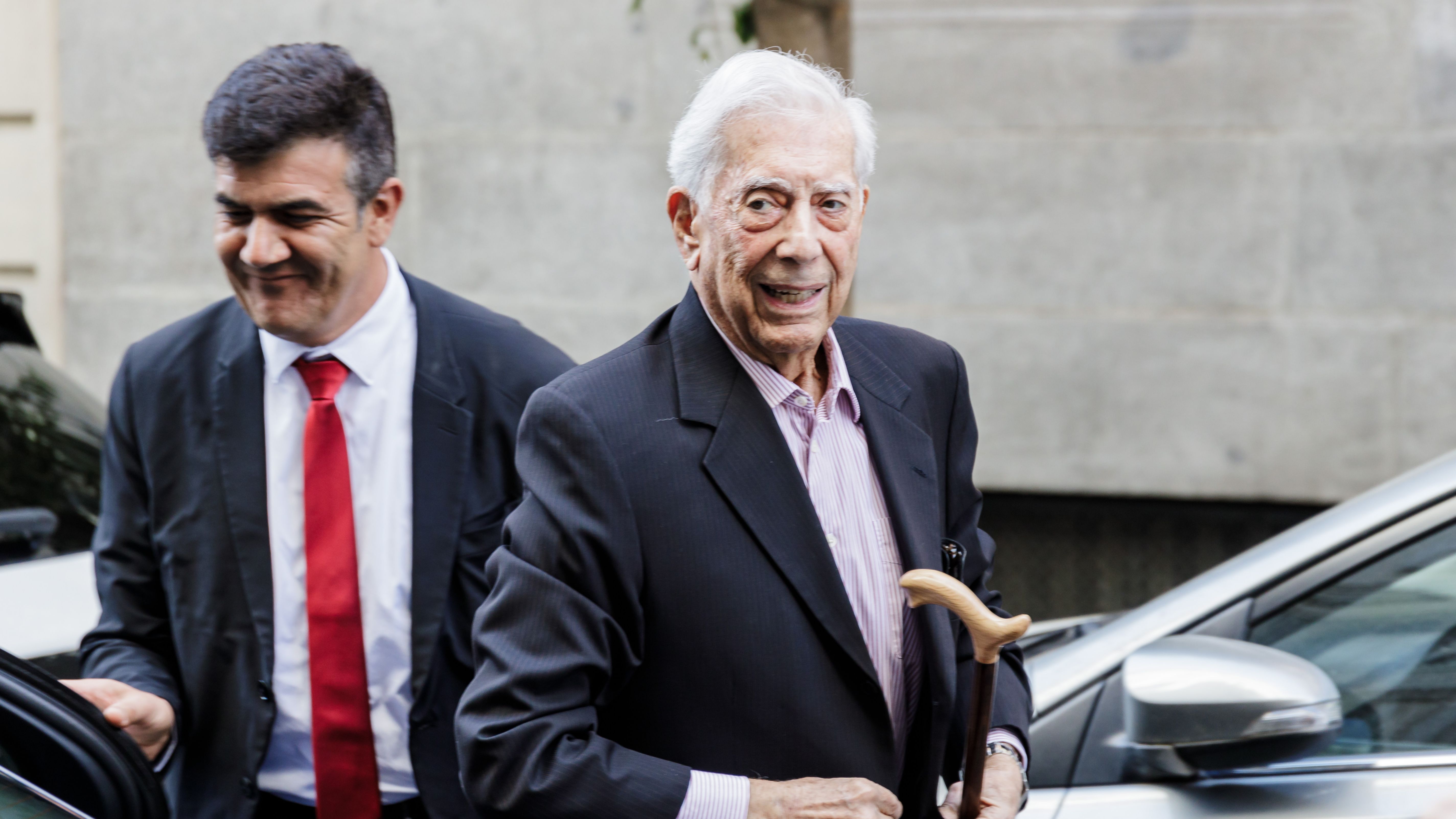 Mario Vargas Llosa, hospitalizado tras haberse contagiado de coronavirus