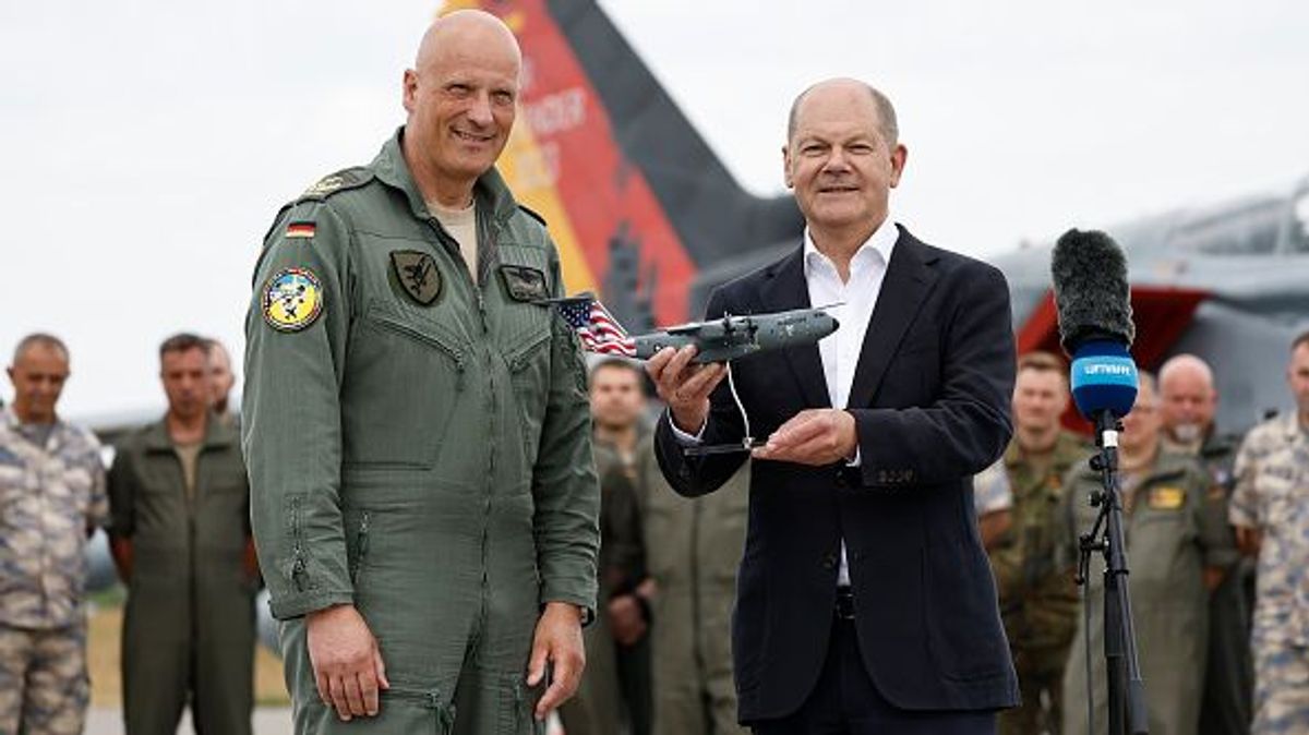 Scholz visita al ejército durante unos ejercicios militares Scholz visita al ejército durante unos ejercicios militares