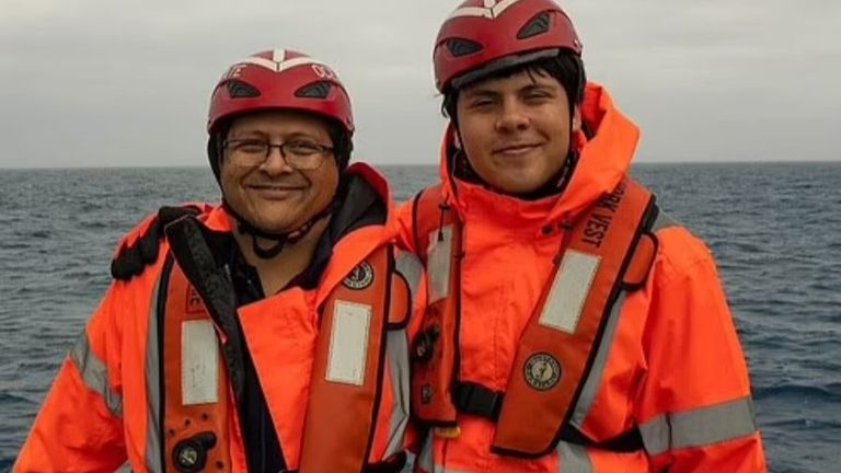 Shahzada y Suleman Dawood, antes de embarcar