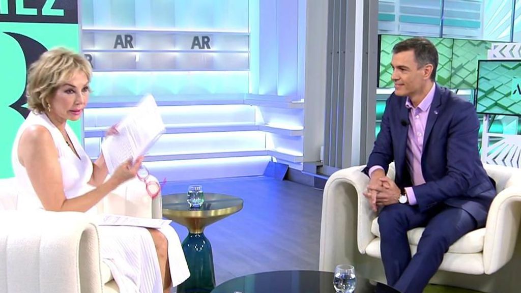 Ana Rosa muestra a Pedro Sánchez un dosier con todos sus editoriales hablando sobre él: "Se lo entrego para que me diga si hay algún insulto o mentira"