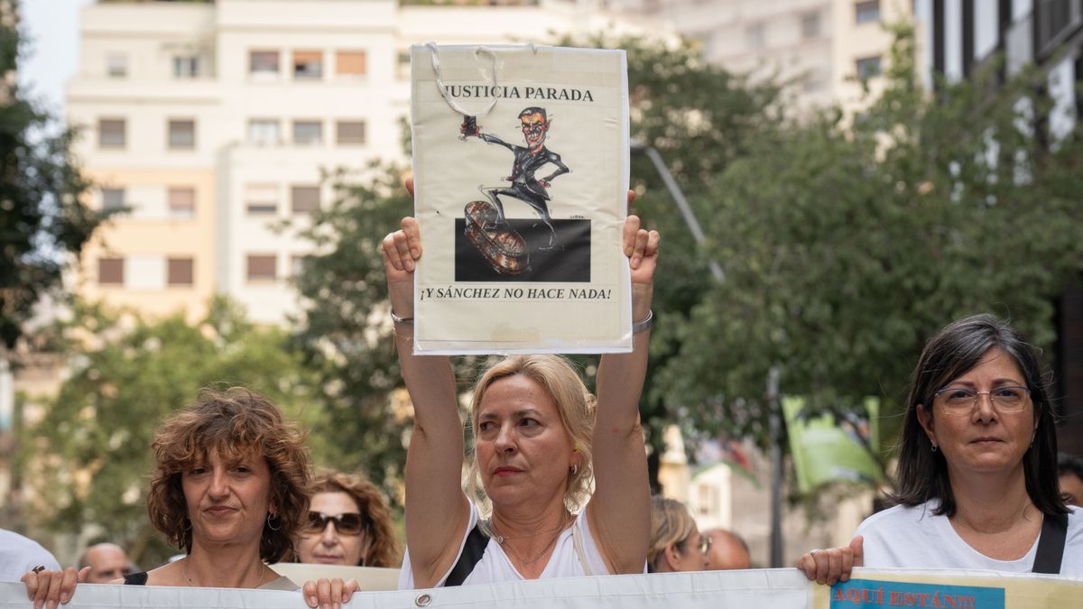 Decenas de personas protestan con carteles durante una manifestación de los funcionarios de justicia, a 29 de junio de 2023, en Barcelona