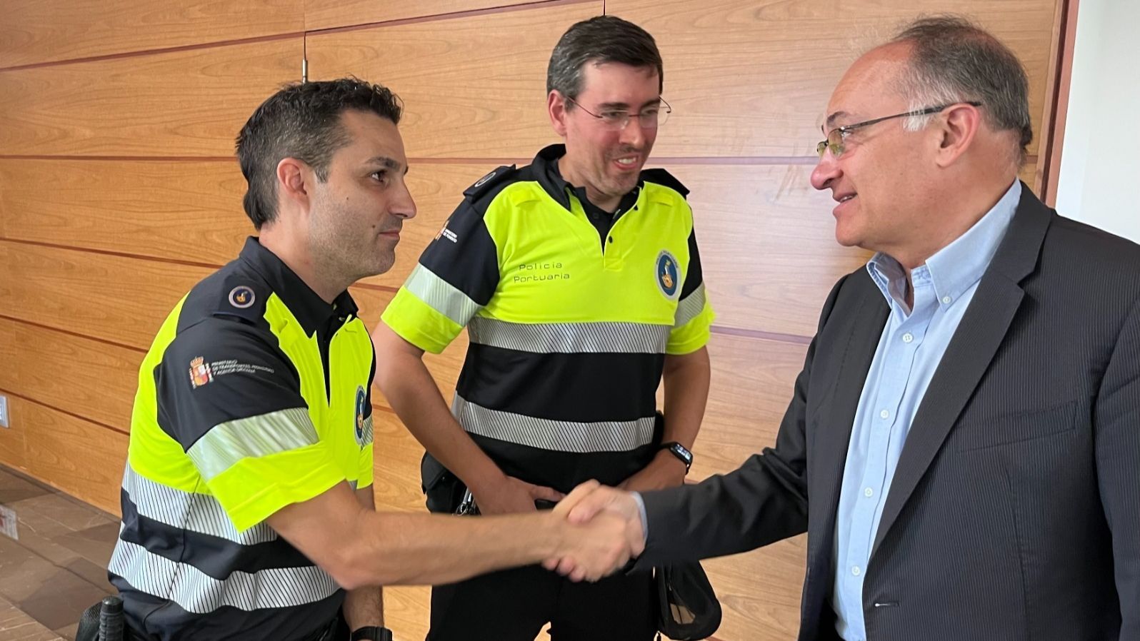 El presidente de la Autoridad Portuaria de Valencia, Joan Calabuig, felicita a los policías portuarios