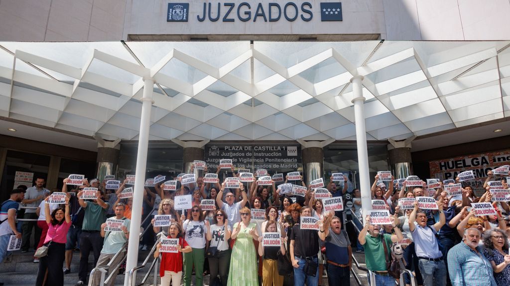 Funcionarios de justicia salen voluntariamente con pancartas en los Juzgados de Plaza de Castilla