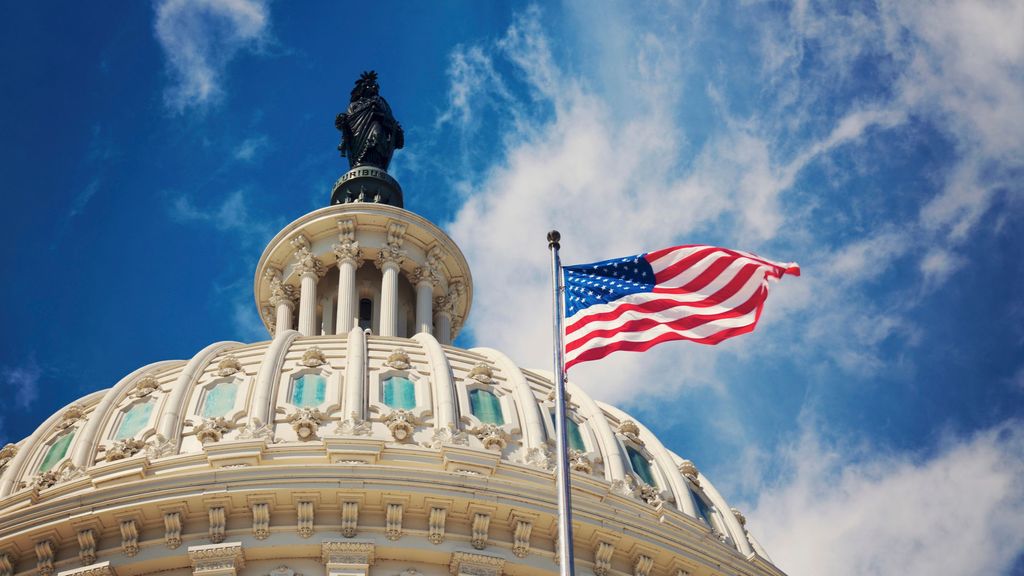 Imagen del capitolio y de la bandera de EEUU