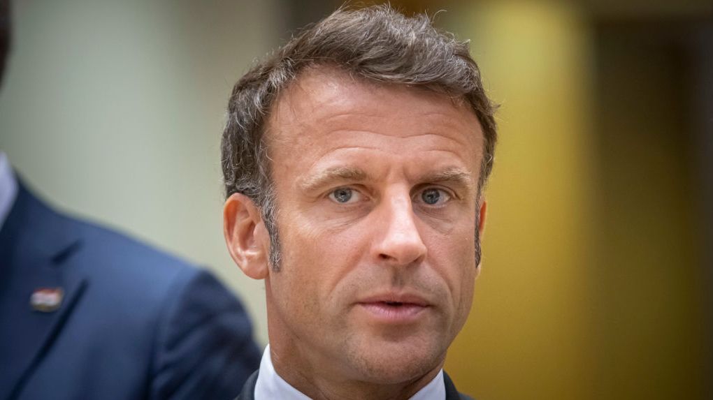 Macron visita por sorpresa un cuartel de los antidisturbios en París para apoyar su actuación frente a las revueltas