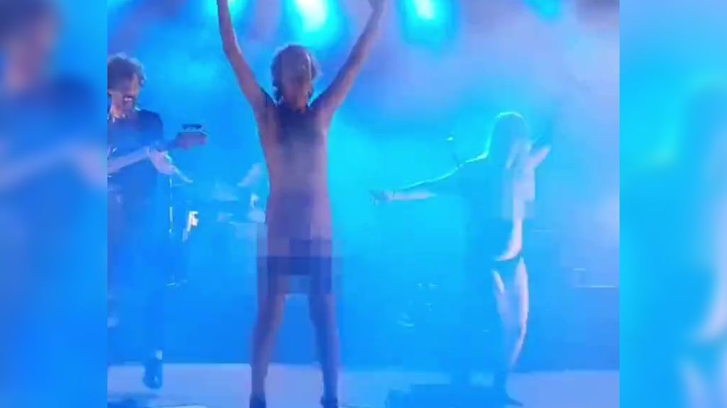 Momento en el que Marc Ros, solista de Sidonia se desnuda en solidaridad con Rocío Sáiz