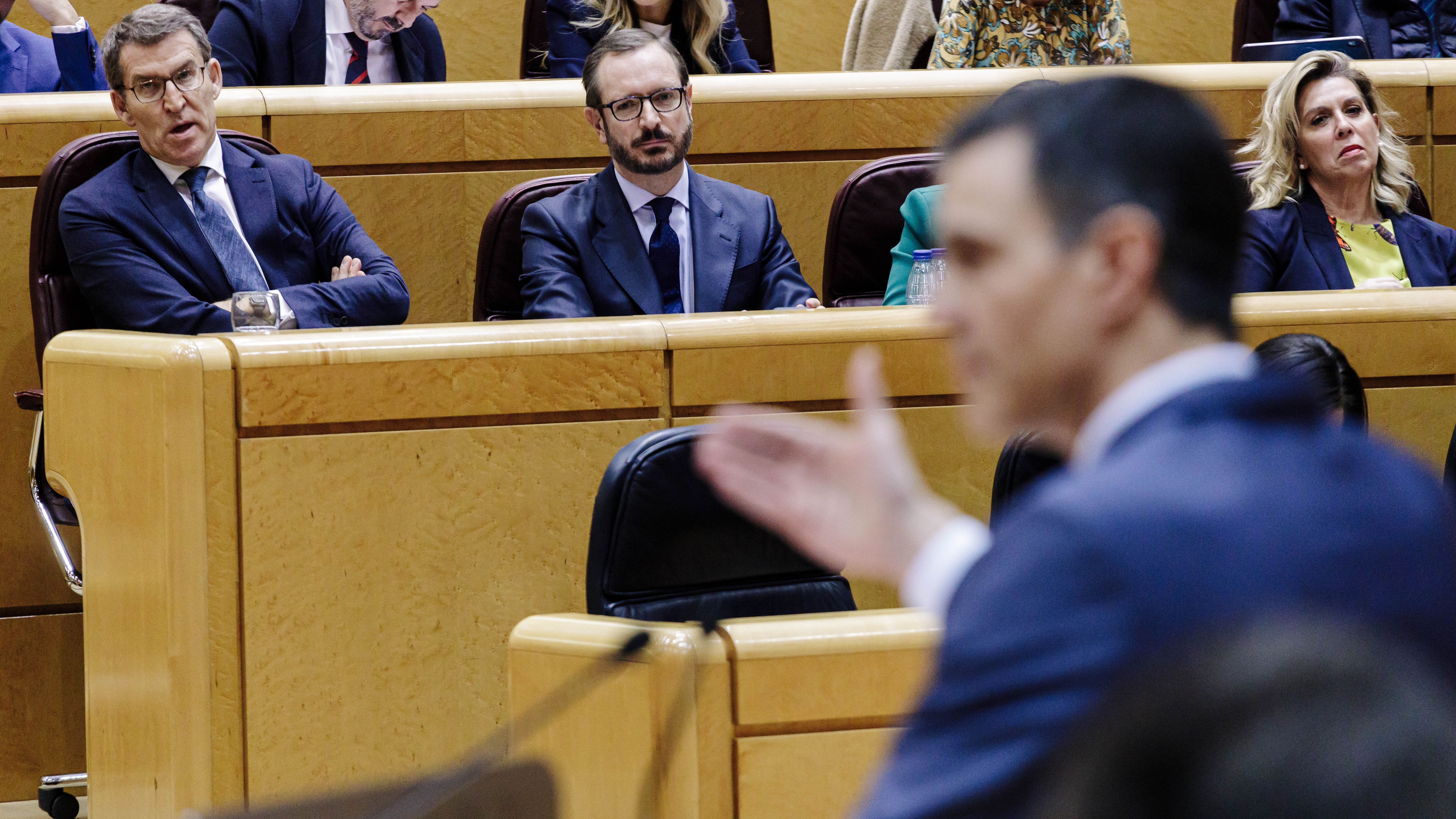 Sánchez y Feijóo en un debate parlamentario en el Senado