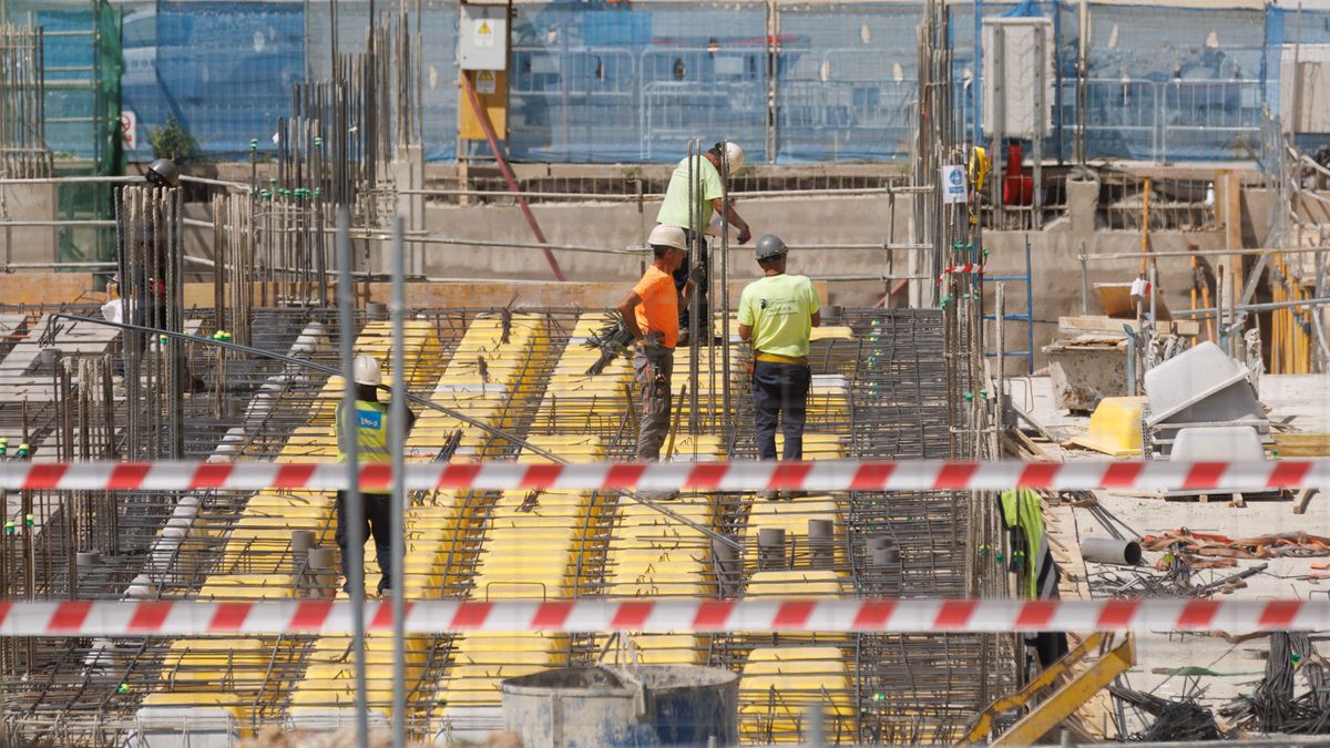 Varios obreros durante la construcción de una obra en Madrid