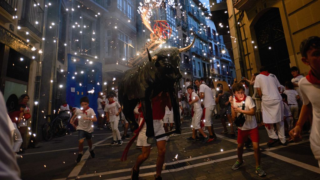 Celebración del 'Toro de Fuego' por las calles de Pamplona/Iruña durante los Sanfermines