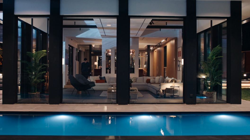 Desde el salón se puede apreciar la piscina, y viceversa