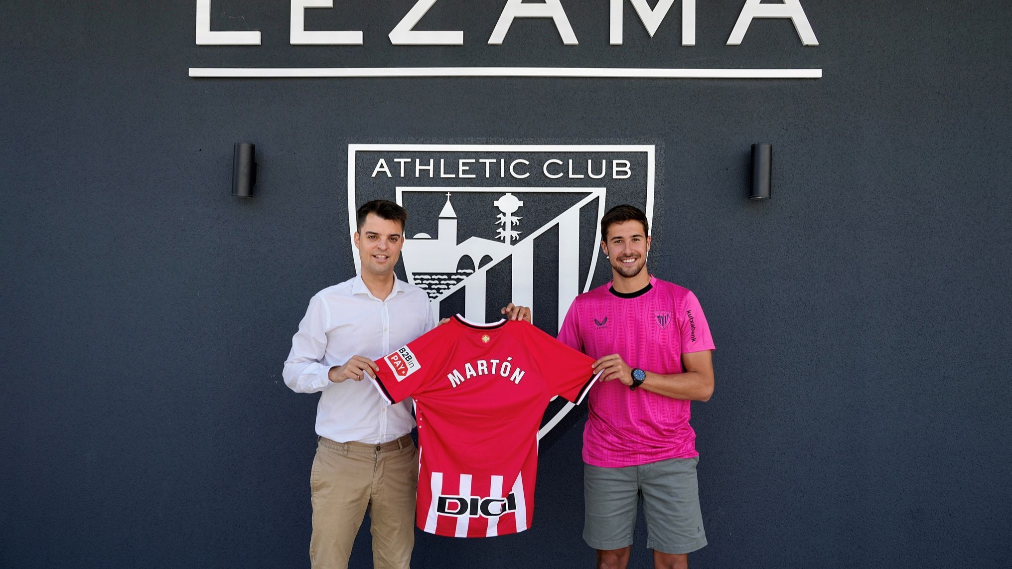El director de fútbol del Athletic, Mikel González  a Javier Martón.