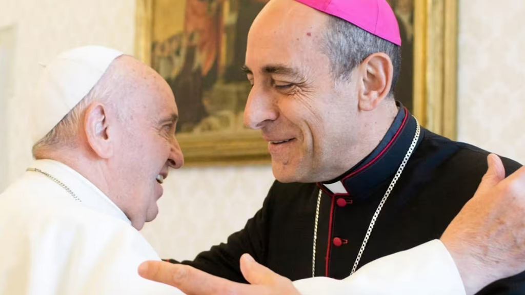 El papa abraza al nuevo encargado de la Congregación por la Doctrina de la Fe, el padre Víctor Manuel Fernández.