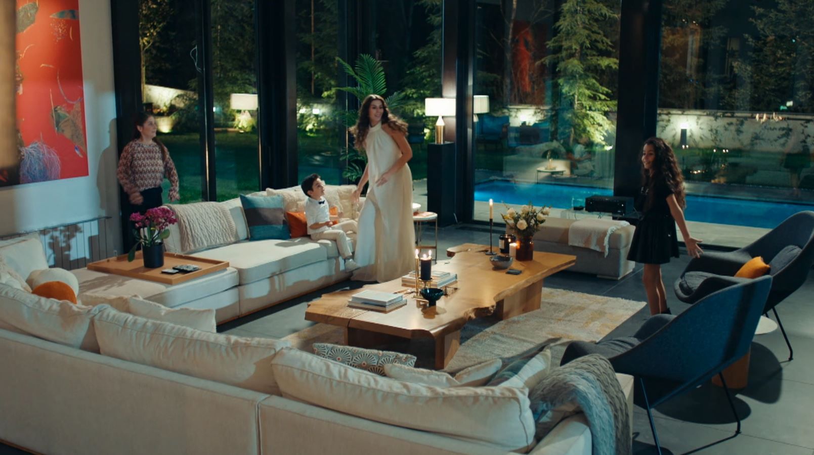 En el salón predomina el blanco aunque con objetos y cuadros que dan color