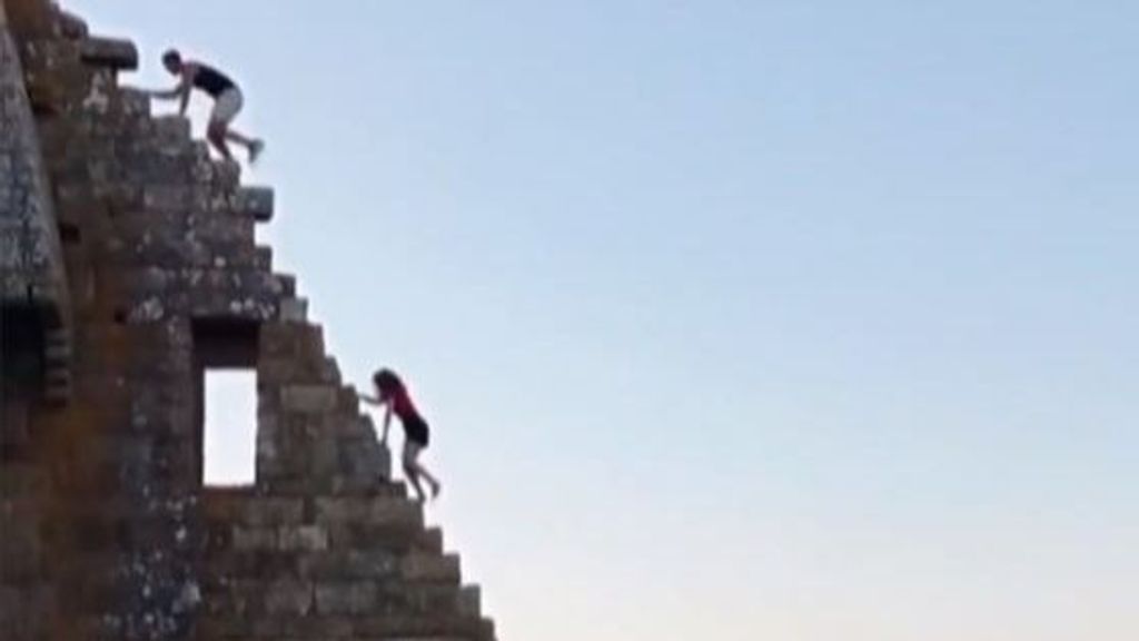 Escalar la torre de Cambados o escribir en el Coliseo: el turismo incívico adicto a los likes amenaza todo