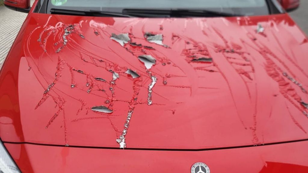 Estado en el que quedó la carrocería de uno de los coches.