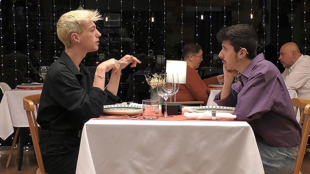 Izan y Jota durante su cita en 'First Dates'