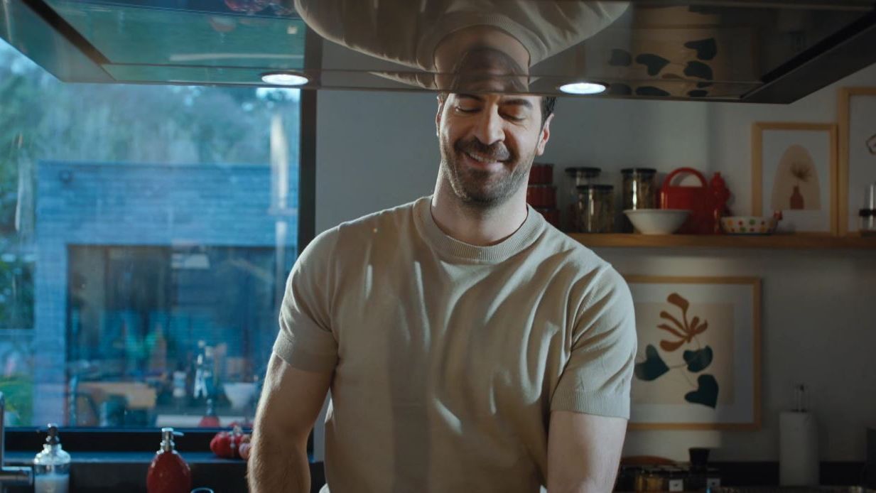 La cocina, totalmente equipada, es el escenario donde Murat crea su menemén turco