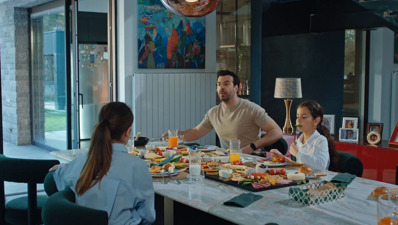 La familia de Murat y Neslihan disfrutan de los desayunos en familia