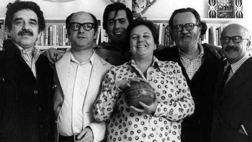 La mamá grande. García Márquez, Jorge Edwards, Vargas Llosa, José Donoso y Muñoz Suay rodean a Carmen Balcells, en Barcelona.