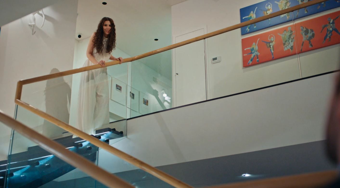 La mansión consta de dos pisos cuya escalera es de cristal