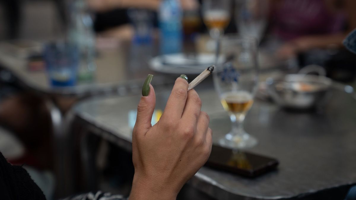 Mazón decidirá si anula la prohibición de fumar en las terrazas valencianas tras escuchar a los hosteleros