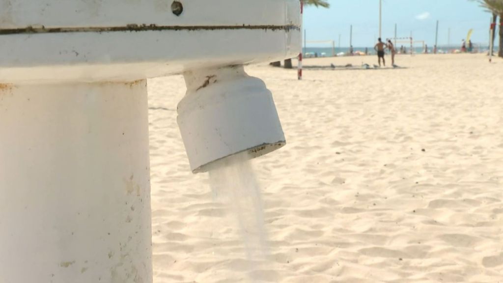 Playas sin duchas frente a la creciente escasez: el debate del ahorro de agua se extiende por España