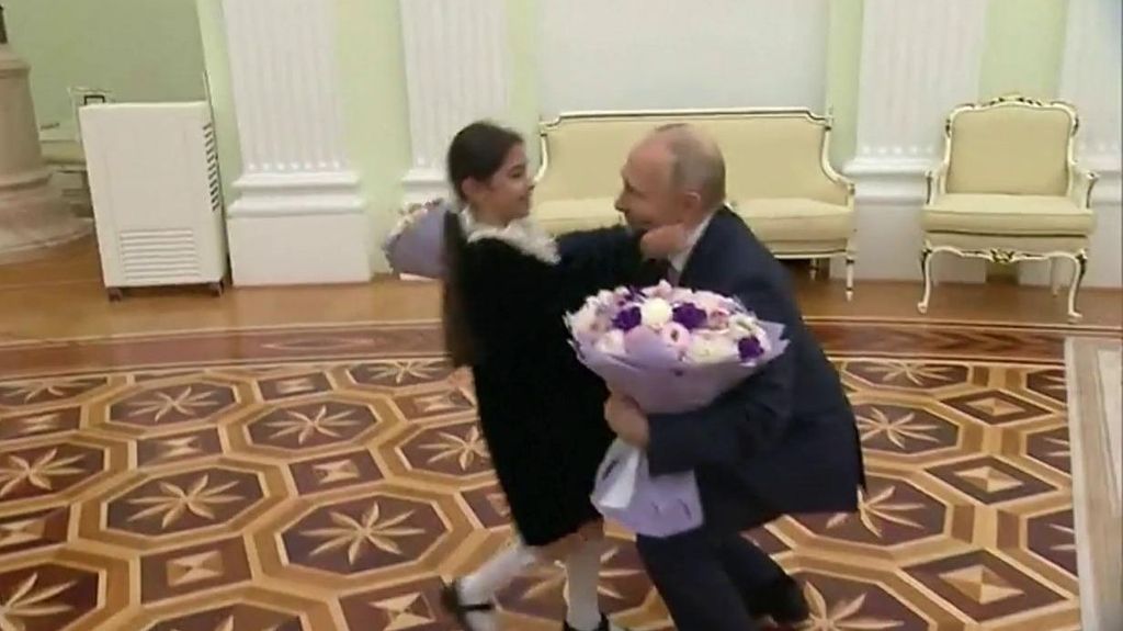 Putin intenta mejor su imagen enseñando su despacho y abrazando a una niña